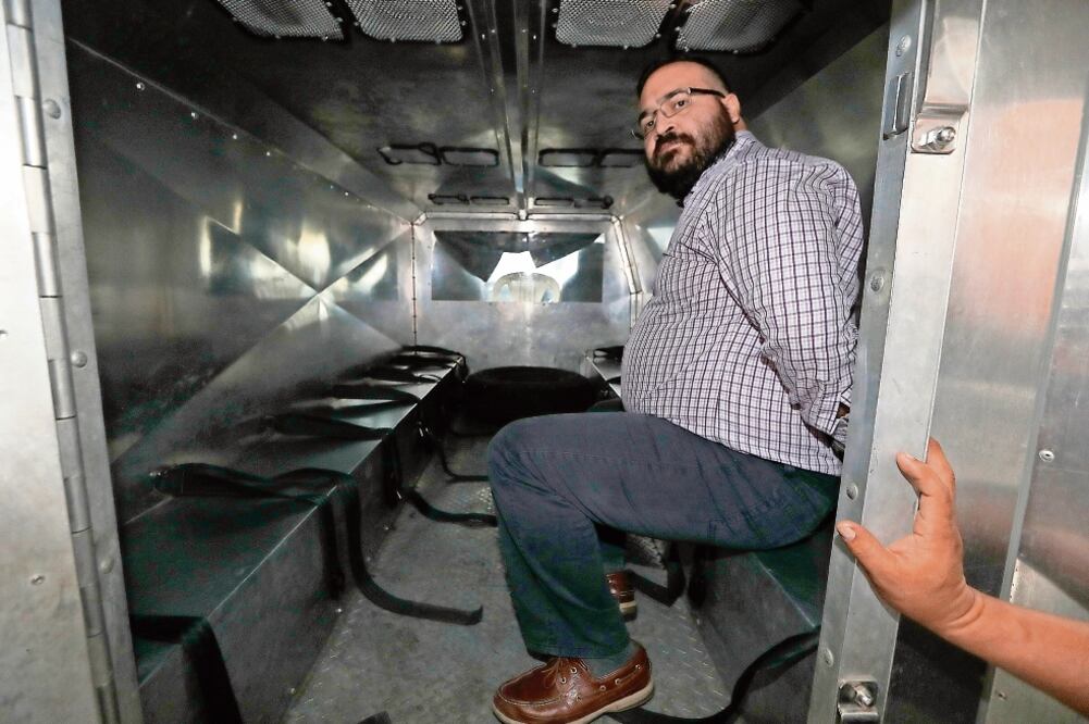 Esposado de manos, pero sin chaleco antibalas, Duarte fue trasladado. (LUIS CORTÉS. EL UNIVERSAL)