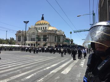 Granaderos cierran el paso a contingente de maestros; están por llegar a Segob