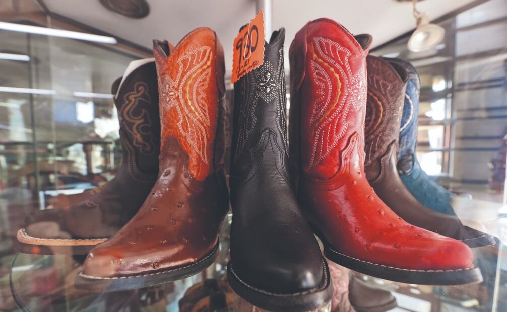 Guillermo Guevara, un exacadémico universitario, se ha dedicado desde hace 42 años al negocio de los sombreros y de botas finas. Fotos: de Valente Rosas
