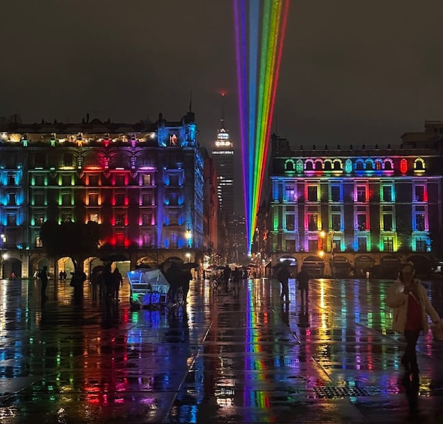 Con proyecciones de luz visibles a kilómetros de distancia, esta instalación de arte atravesará la CDMX. Foto: Instagram @turismocdmx