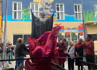 Plaza Garibaldi estrena escultura de Chavela Vargas; estatua fue develada por Martí Batres