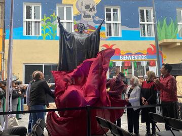 Plaza Garibaldi estrena escultura de Chavela Vargas; estatua fue develada por Martí Batres
