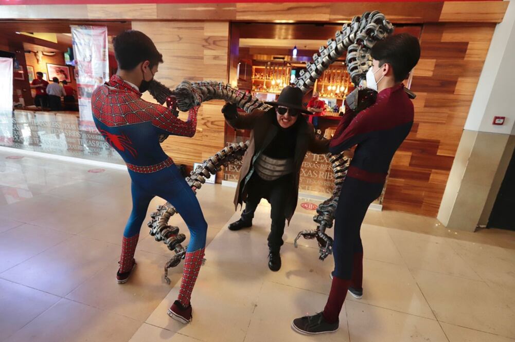 Fanáticos de Spider-man a las afueras de un cine en Buenavista. Fotos: El Universal / Berenice Fregoso 