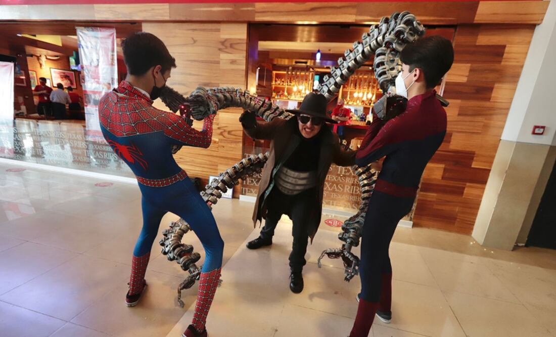 Fanáticos de Spider-man a las afueras de un cine en Buenavista. Fotos: El Universal / Berenice Fregoso