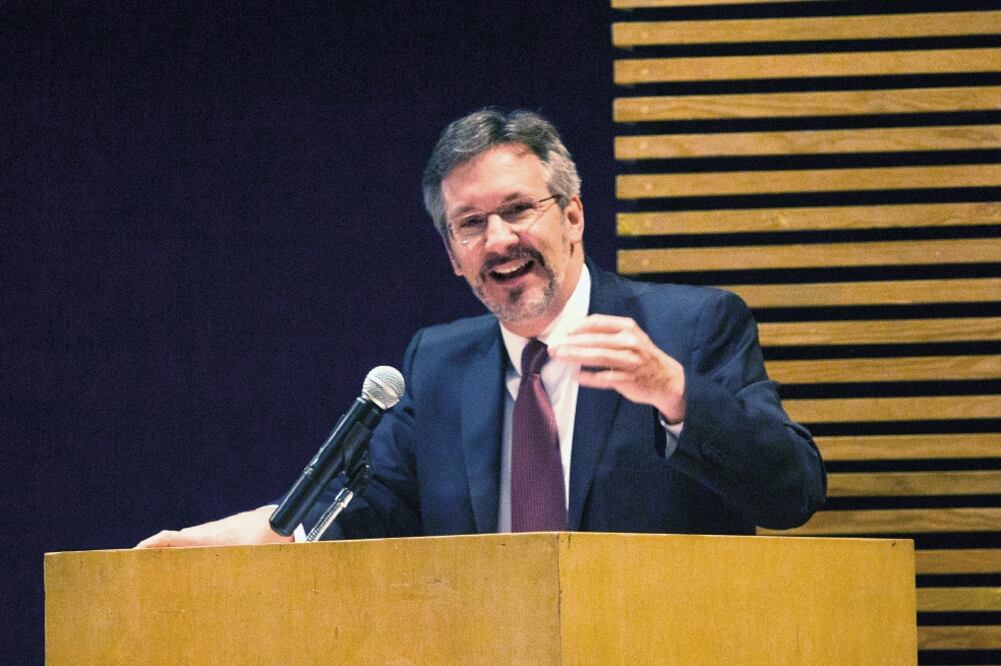 John Ackerman durante su participación en la conferencia Democracia y autoritarismo en México y el mundo, de cara a las elecciones de 2018. (TERCERO DÍAZ. CUARTOSCURO)