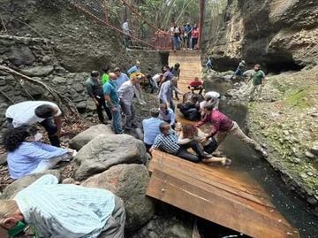 VIDEO: Colapsa puente colgante en Cuernavaca; alcalde, esposa y comitiva resultan heridos