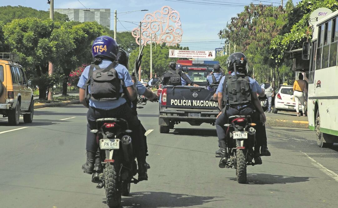 Agentes de la Policía Nacional patrullan las calles en Managua. Foto: Jorge Torres/ EFE.