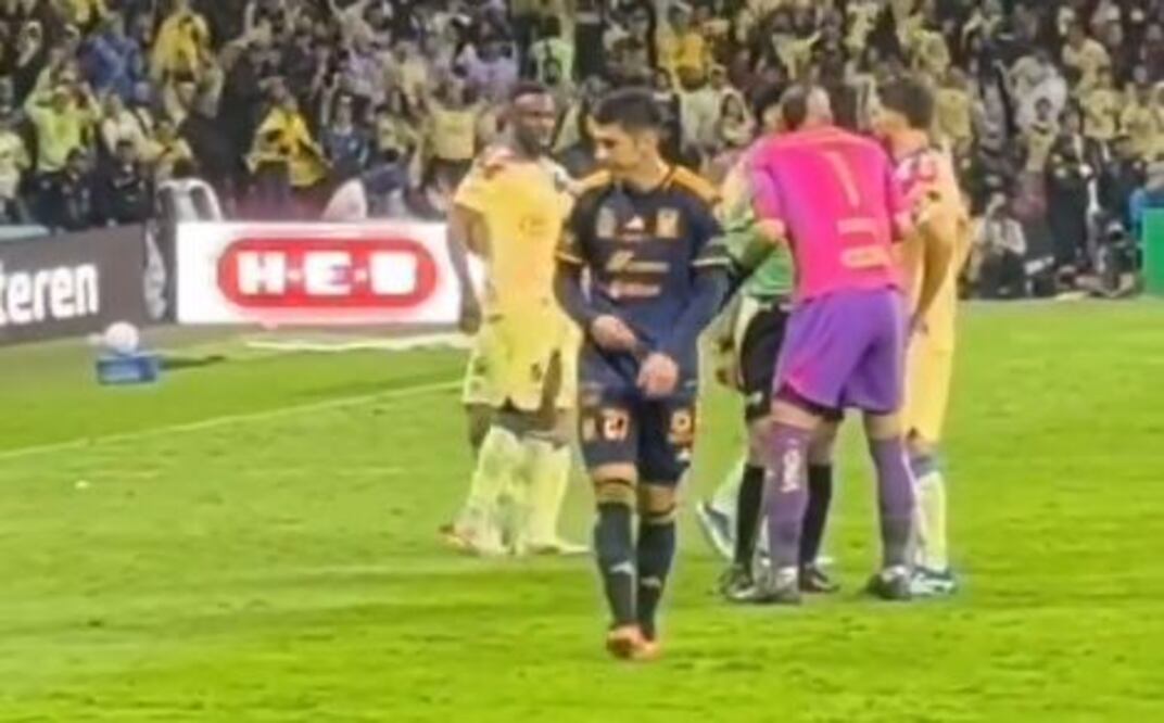 Jesús Angulo enfurecido con el trabajo de los árbitros. FOTO: ESPECIAL