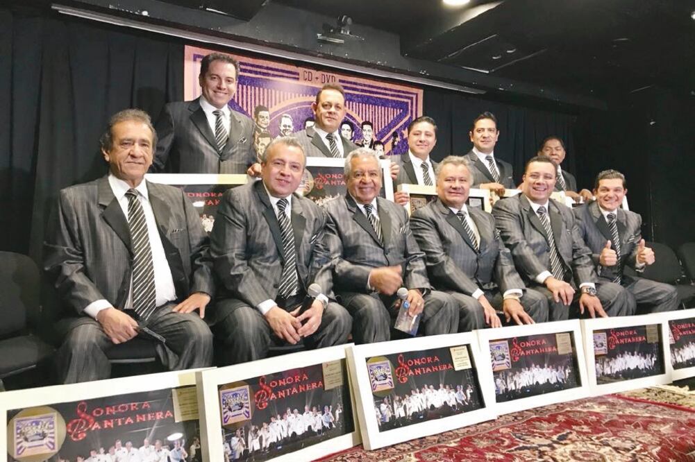 Recibieron disco de oro por las ventas de su álbum Continúa la fiesta. (SONY MUSIC)