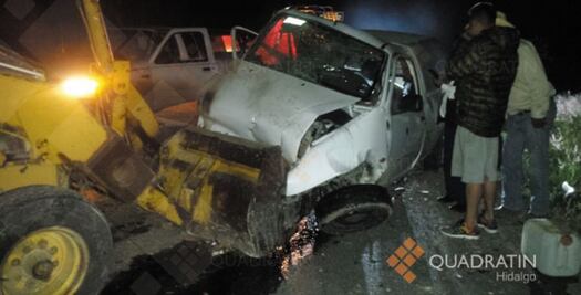 Mueren 2 jóvenes tras chocar contra excavadora en Hidalgo