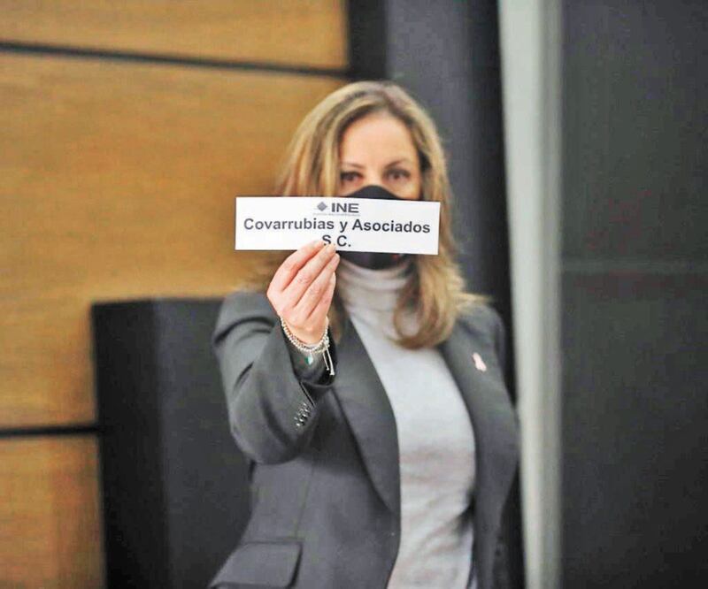 Una empleada del INE muestra una papeleta con el nombre de una de las encuestadoras ganadoras. Foto: INE. CUARTOSCURO