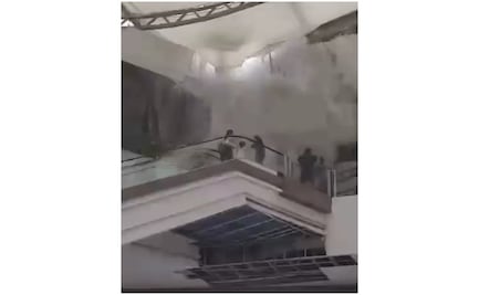 VIDEO: Lluvia provoca desplome de techo de cristal en Plaza de San Pedro Garza García, Nuevo León; hay al menos 2 lesionados
