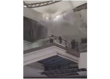 VIDEO: Lluvia provoca desplome de techo de cristal en Plaza de San Pedro Garza García, Nuevo León; hay al menos 2 lesionados