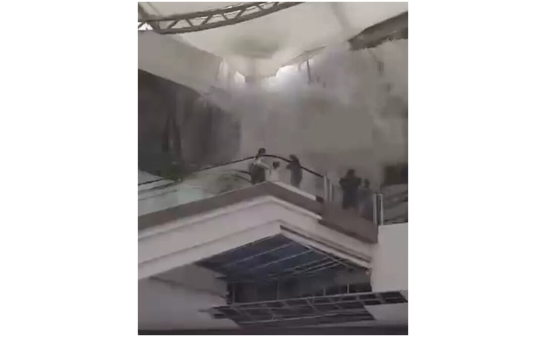 Las lluvias en el Área Metropolitana de Monterrey provocaron el derrumbe de un techo de cristal en Plaza Áuriga, ubicada en San Pedro Garza García, Nuevo León. Foto: Especial