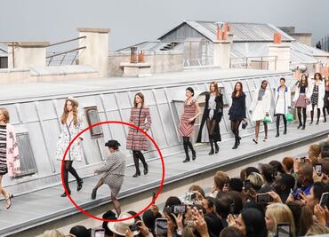 Mujer se cuela en la pasarela de Chanel y Gigi Hadid la escolta a la salida