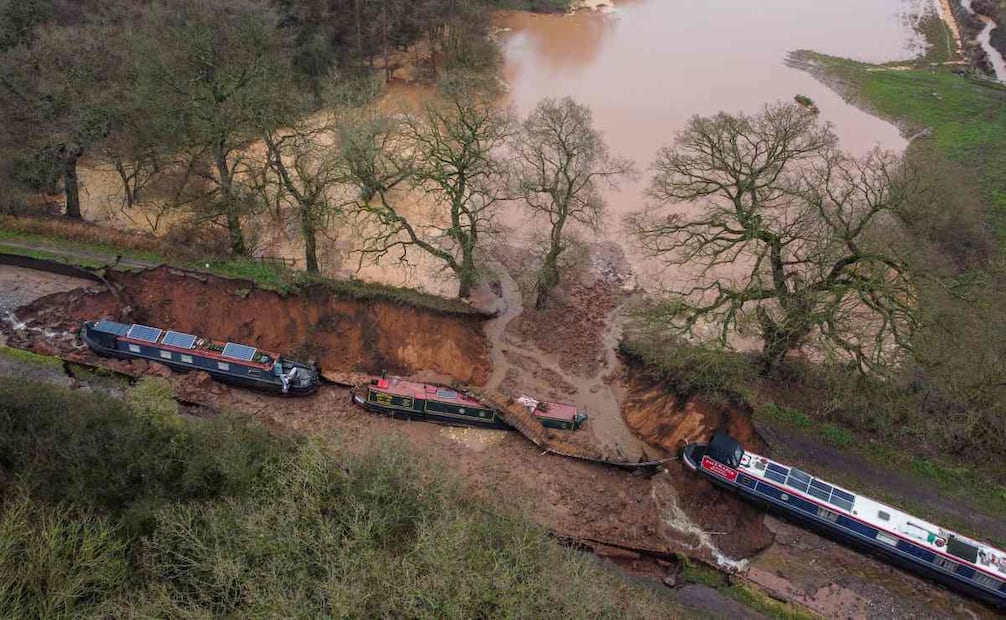 Barcos dañados tras la ruptura de un sumidero en un canal en Whitchurch, Shropshire, Inglaterra, el lunes 22 de diciembre de 2025. Foto: AP