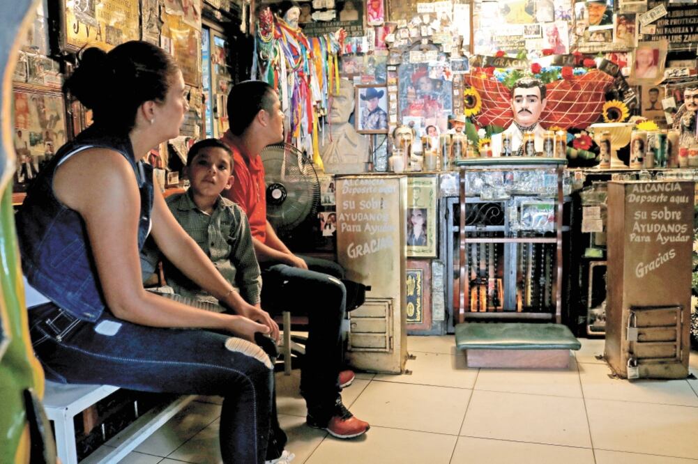 Sinaloenses en la capilla a Jesús Malverde, ayer en Culiacán. Foto: JESÚS BUSTAMANTE. REUTERS