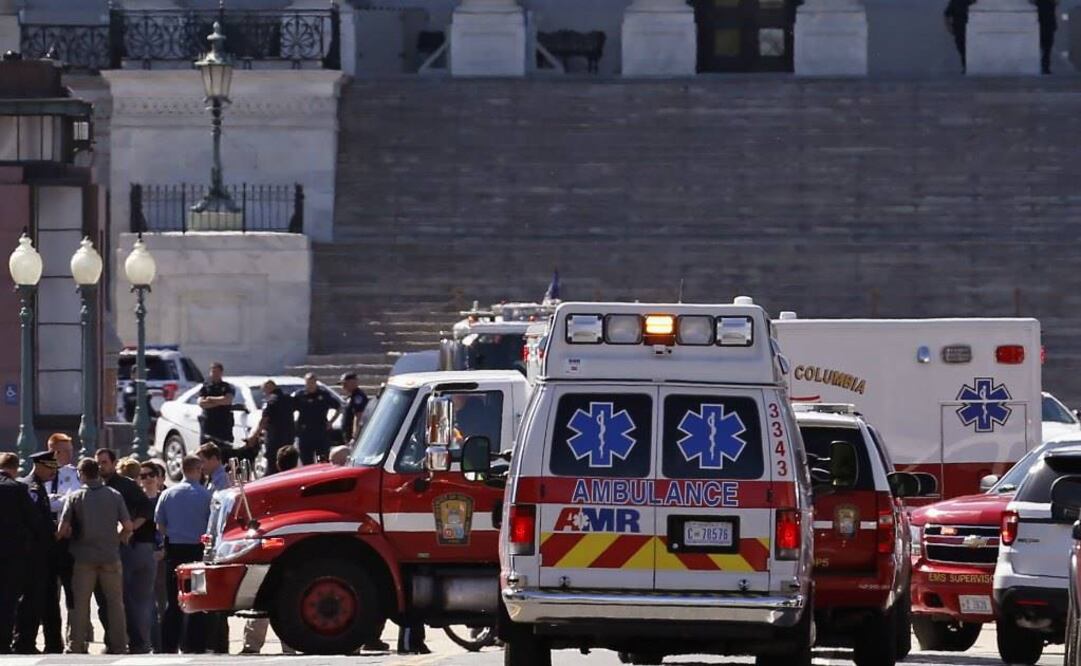 Vehículos de emergencia arriban al Capitolio luego de los reportes de disparos. Foto: AP