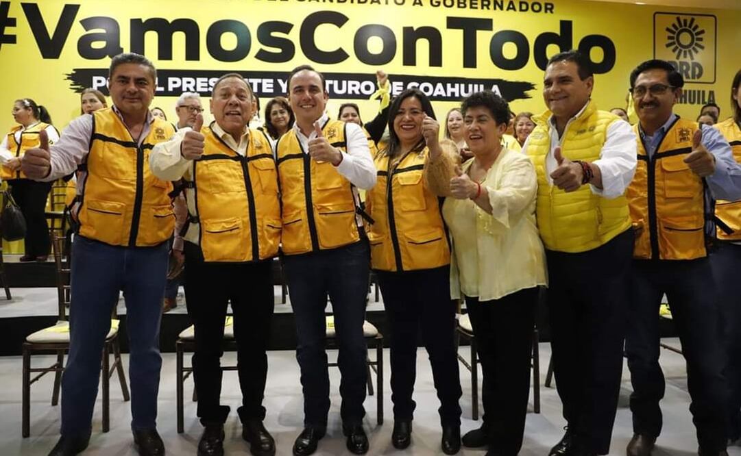 Jesús Zambrano, líder del PRD le toma a protesta a Manolo Jiménez como candidato a la gubernatura del Coahuila / Foto: Cortesía PRD