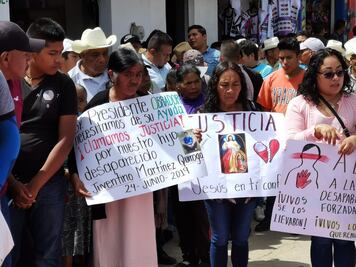 Familiares de desaparecidos reciben a AMLO con protestas en Huautla