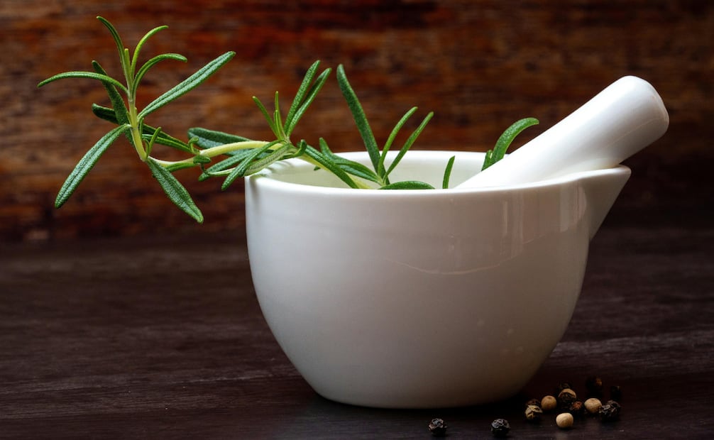 El romero deja en el hogar una deliciosa fragancia herbal. Foto: Canva