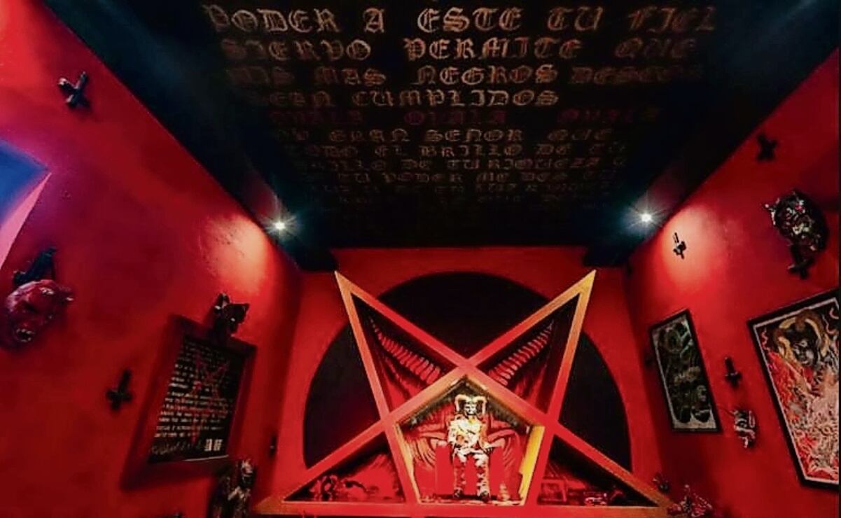 Pentagramas con pintura roja, velas negras y diferentes figuras se encuentran en narcotienditas. Foto: Especial