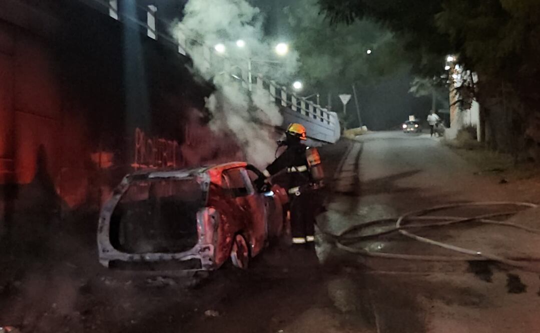 En la colonia 22 de diciembre, al bajar un puente, sobre la calle lateral de la avenida Manuel J. Clouthier, se localizó un vehículo consumido por el fuego. Foto: Especial