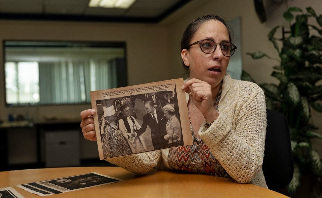 La investigadora Nadine Vera Bérenger analiza los materiales que conserva EL UNIVERSAL y que fueron una importante herramienta de información en el siglo XX. Foto: Hugo Salvador /EL UNIVERSAL