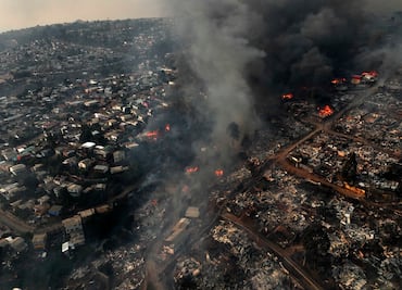 Aumentan a 56 los muertos en los devastadores incendios de Valparaíso en Chile