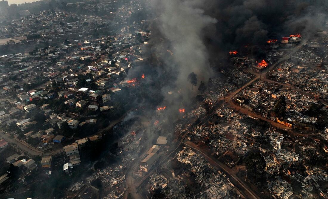 Vista aérea del incendio forestal que afecta los cerros de la ciudad de Viña del Mar en el sector Las Pataguas, Chile. Foto: Ilustrativa AFP