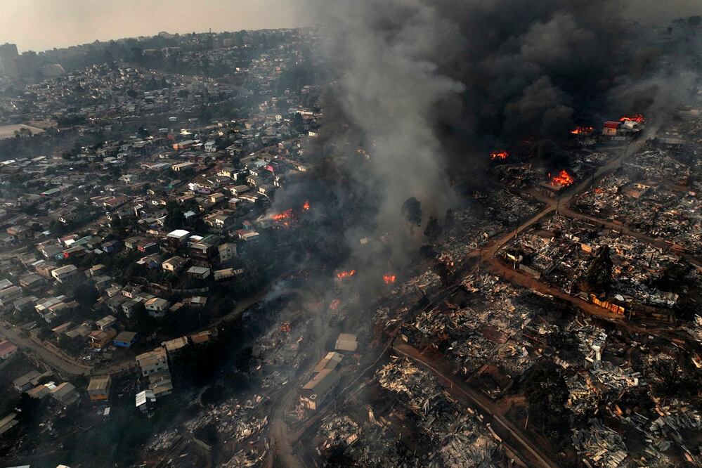 Vista aérea del incendio forestal que afecta los cerros de la ciudad de Viña del Mar en el sector Las Pataguas, Chile. Foto: Ilustrativa AFP