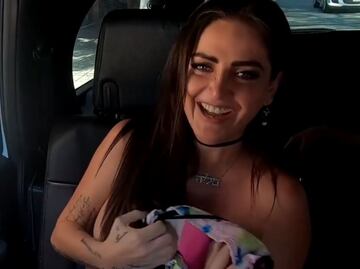 Celia Lora se quita el sostén en calles de la Condesa