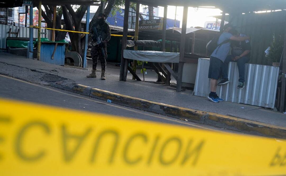 Un soldado custodia la escena donde un hombre fue asesinado por presuntos pandilleros en Colón, departamento de La Libertad, El Salvador. Foto: Marvin Recinos/AFP