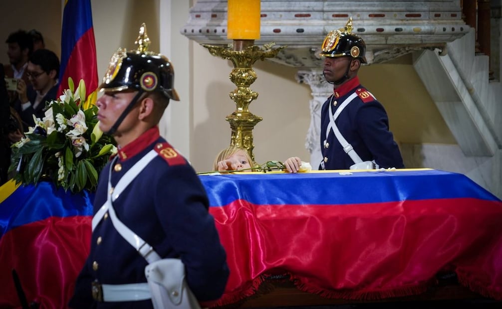 Violencia política
Tres disparos en la cabeza sumieron al precandidato presidencial Miguel Uribe Turbay (39) en una agonía que se extendió por varios meses. El atentado del 7 de junio en su contra fue un poderoso y perturbador recordatorio de la violencia política más extrema. En agosto, y tras varias intervenciones quirúrgicas, el joven político falleció y fue despedido con una misa en la Catedral Primada de Colombia. Foto: Mauricio Moreno / El Tiempo, Colombia