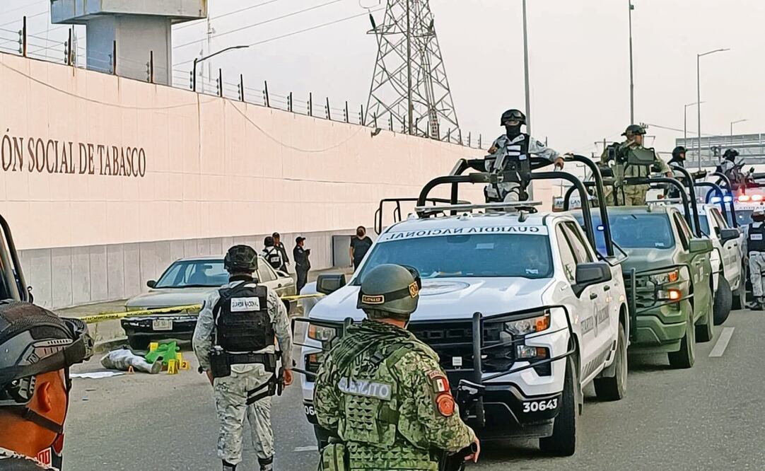 Elementos de la FGE acudieron a levantar el cuerpo de un hombre decapitado frente al Centro de Reinserción Social del Estado de Tabasco. Foto: Luma López / EL UNIVERSAL