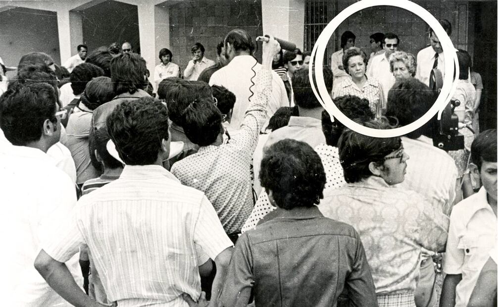A penas separadas de la multitud de periodistas y curiosos, María Esther Zuno (círculo, izq.) también se presentó en la casa de su hermano Rubén Zuno. La primera dama, a lado de su madre Carmen Arce, insistió en que la familia Zuno Arce apoyaría “incondicionalmente las decisiones del gobierno federal, manifestadas por el procurador general de la República”. Archivo EL UNIVERSAL.