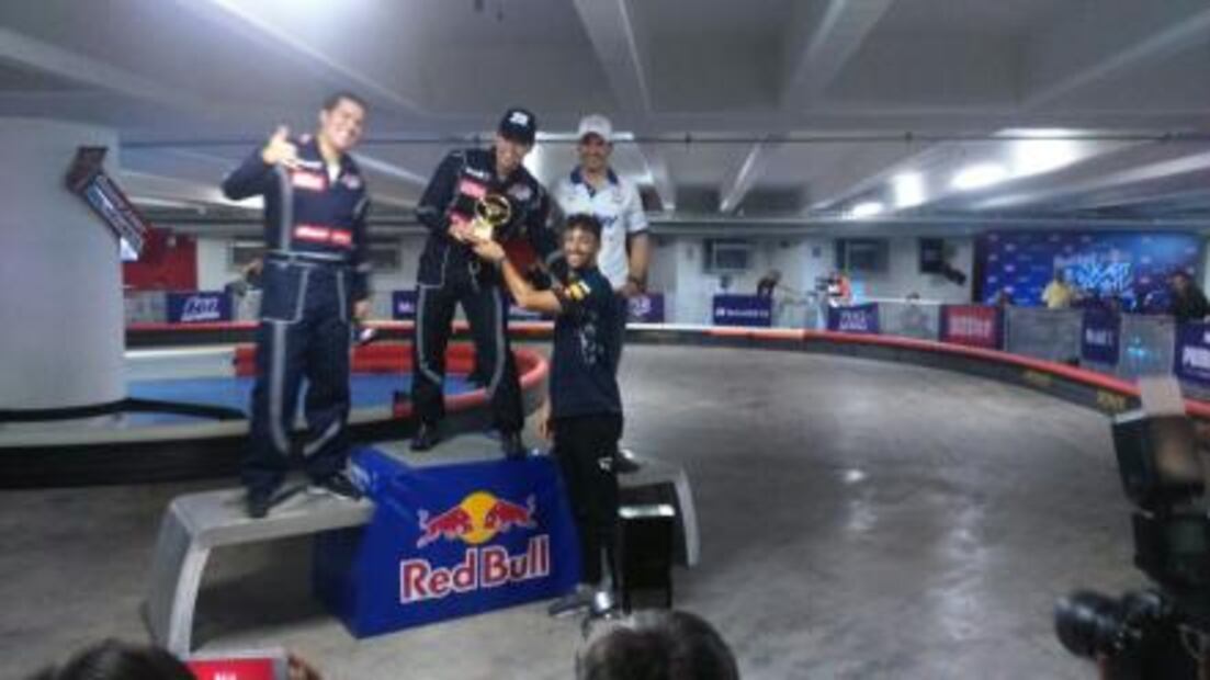 A Checo Pérez "todavía le falta mucho": Ricciardo 