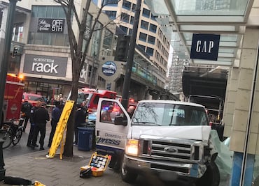 Camioneta atropella a multitud en Seattle; hay al menos 4 heridos
