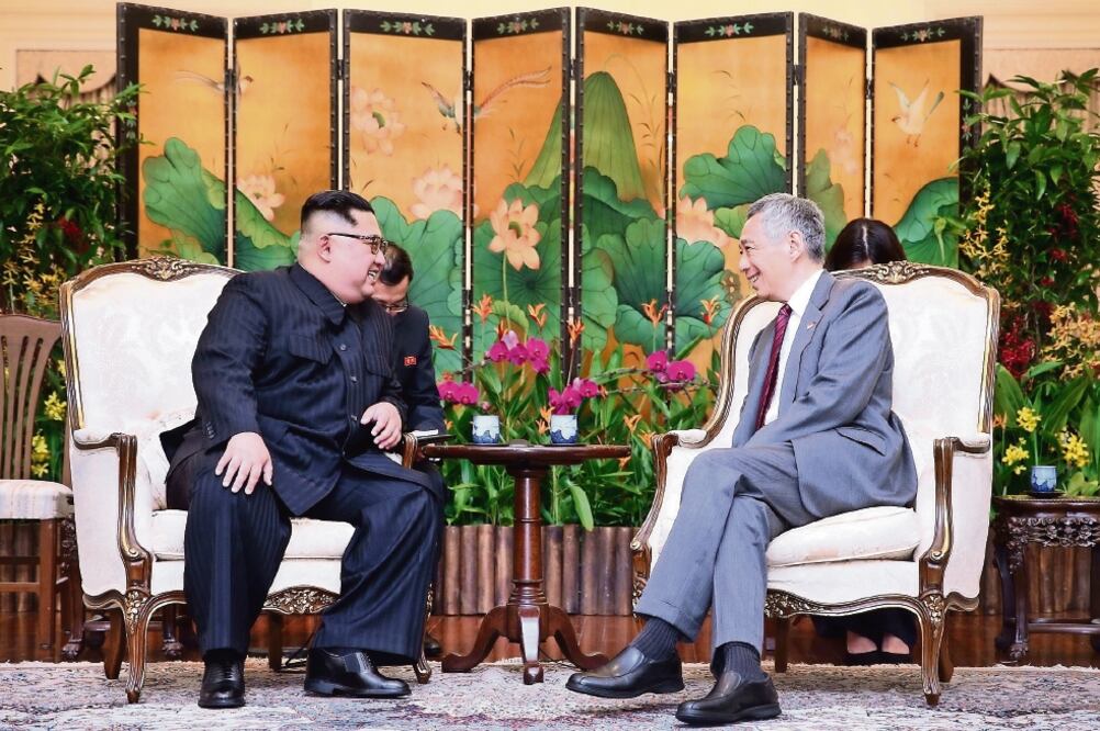 El líder norcoreano Kim Jong-un se reunió ayer con el primer ministro de Singapur, Lee Hsien Loong, a quien agradeció que su ciudad sea la anfitriona del en cuentro (EFE)