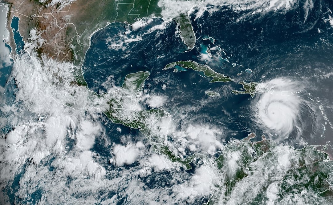 Captura de una imagen satelital de la Subdivisión de Meteorología Regional y de Mesoescala (RAMMB) y del Instituto Cooperativo para la Investigación Atmosférica (CIRA) de la Universidad Estatal de Colorado (CSU) este martes donde se muestra una vista del ojo del huracán Beryl durante su paso por el Caribe. EFE/ RAMMB