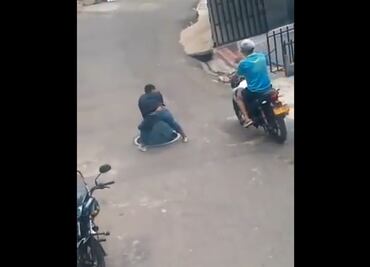 ¿Karma? Intenta robar tapa de alcantarilla... pero se cae dentro de ella