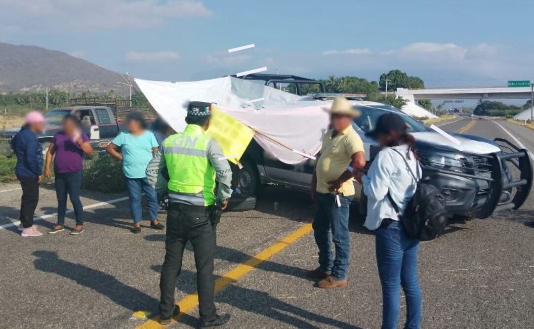 El bloqueo sobre la Autopista 185 D impide el paso vehicular entre La Ventosa (Juchitán) y el puerto de Salina Cruz, aunque sí hay paso libre hacia la capital oaxaqueña. Foto: Guardia Nacional Carreteras (@GN_Carreteras)