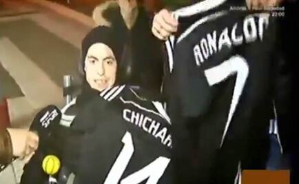 Chicharito regala su playera a chico discapacitado