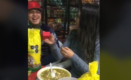 Video. Con pozole y tostadas, joven hace romántica pedida de mano y se viraliza en TikTok