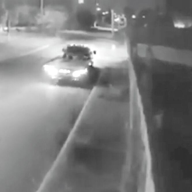 Hechos. En el video se muestra como la joven es lanzada desde la plataforma de la grúa color rojo; el chofer está prófugo. TOMADA DE VIDEO