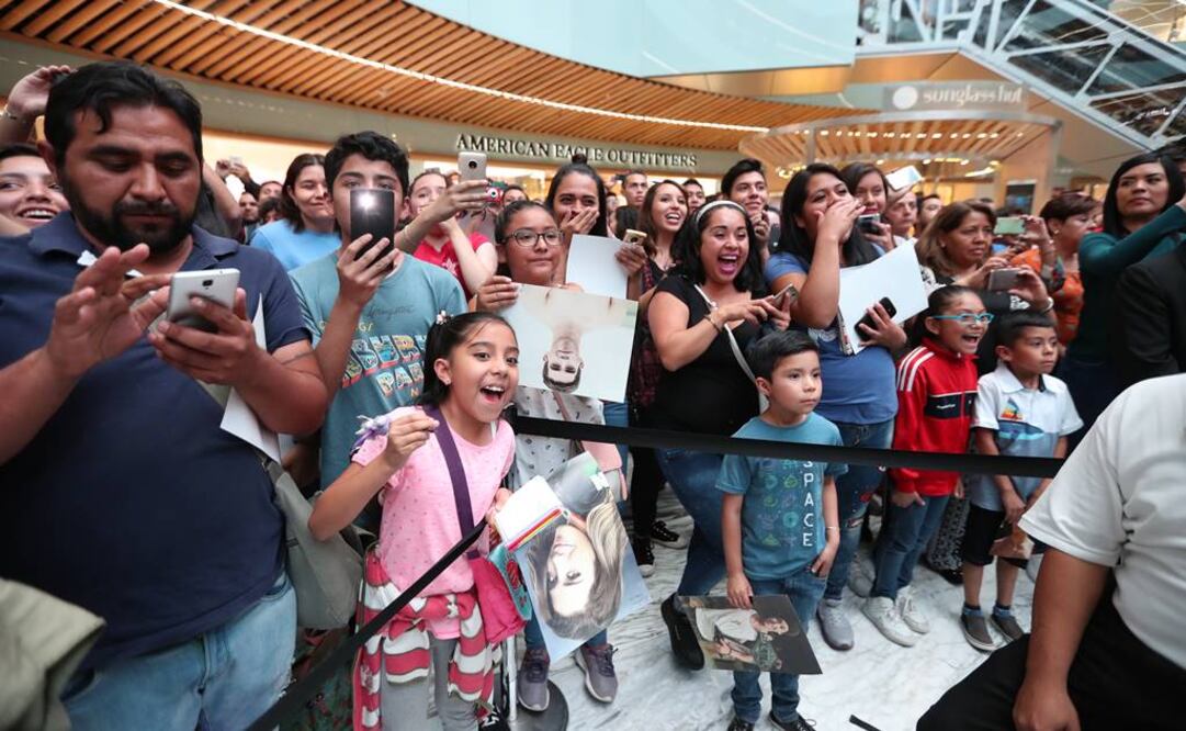 Desde las 8 de la mañana, algunos seguidores del reality esperaban a sus ídolos. FOTO: Ariel Ojeda/EL UNIVERSAL.