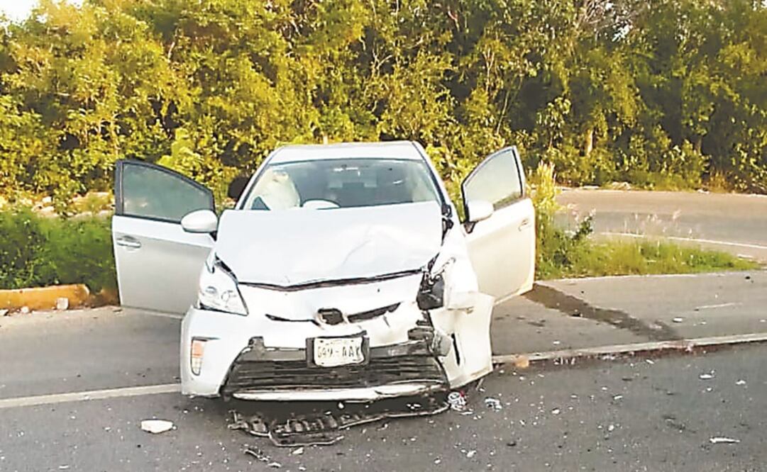 El choque entre los dos vehículos ocurrió en la carretera Mérida-Campeche. Foto: JUAN CARLOS REYES. EL UNIVERSAL
