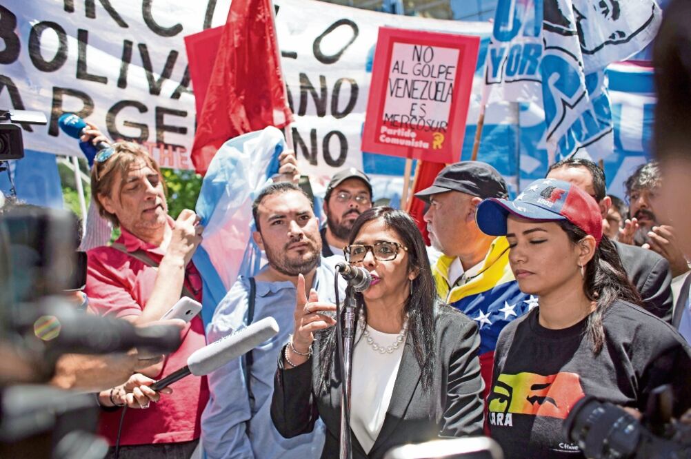 La canciller de Venezuela, Delcy Rodríguez, habló ayer con la prensa afuera de la Cancillería argentina, en Buenos Aires. (AP)