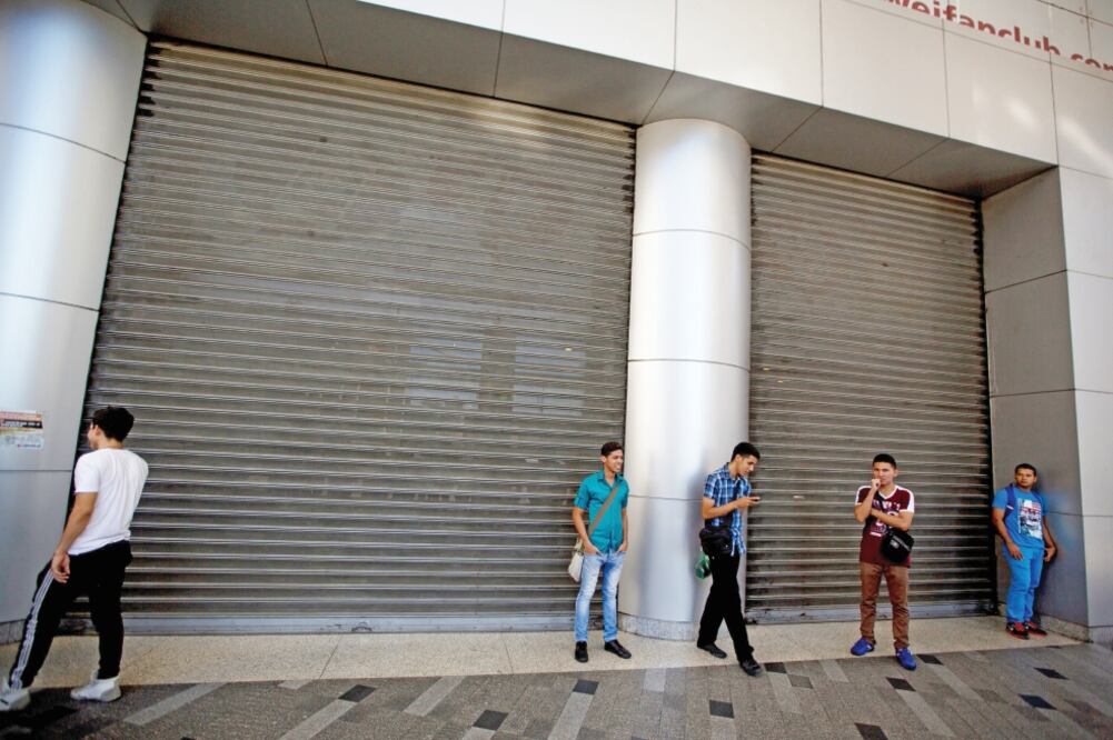 Muchos negocios dijeron que tendrán que cerrar en las horas en que no haya luz, al no tener generadores (Especial)
