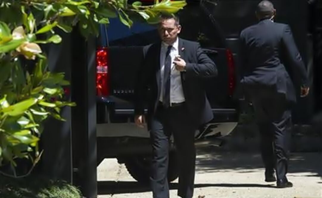 Secret Service stand guard around after arrival at the home of Hillary Clinton. (Photo: AP)